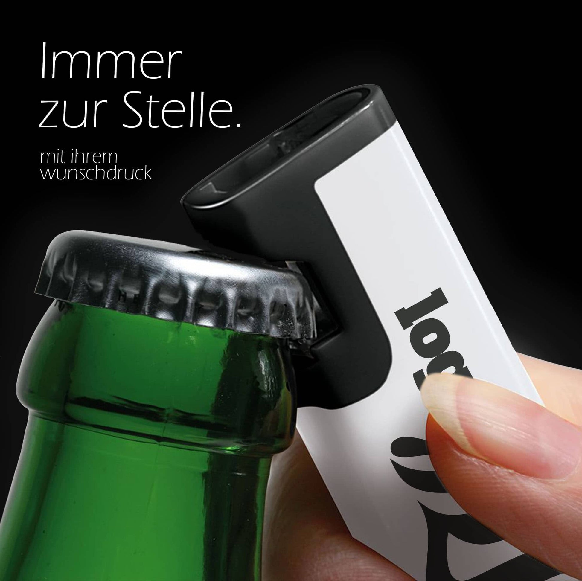 Feuerzeug mit Öffner im praktischen Einsatz