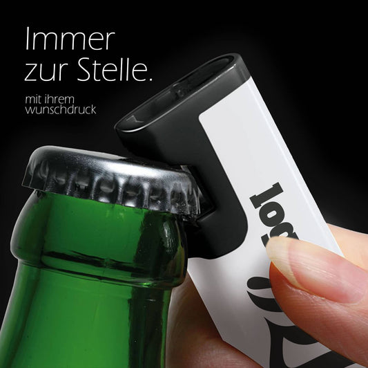 Feuerzeug mit Öffner im praktischen Einsatz