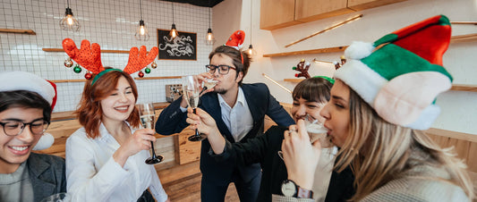 Zufriedene Mitarbeiter bei der Weihnachtsfeier – personalisierte Firmengeschenke mit Gravur von Ludorf Werbetechnik