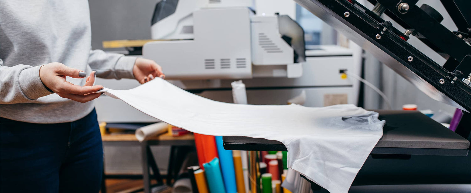 Bekleidung für Sport, Freizeit und Alltag – Handtücher, Mützen, Trikots, T-Shirts und Badelatschen