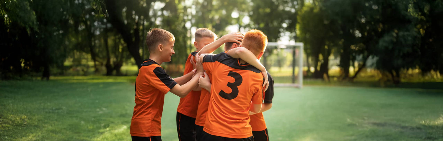 Fußballteam mit personalisierten T-Shirts und Trinkflaschen mit Vereinslogo