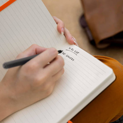 Nahaufnahme Notizen schreiben in personalisiertem A5 Notizbuch