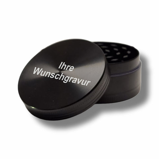Premium Aluminium Grinder mit Gravur 5 cm auf weißem Hintergrund