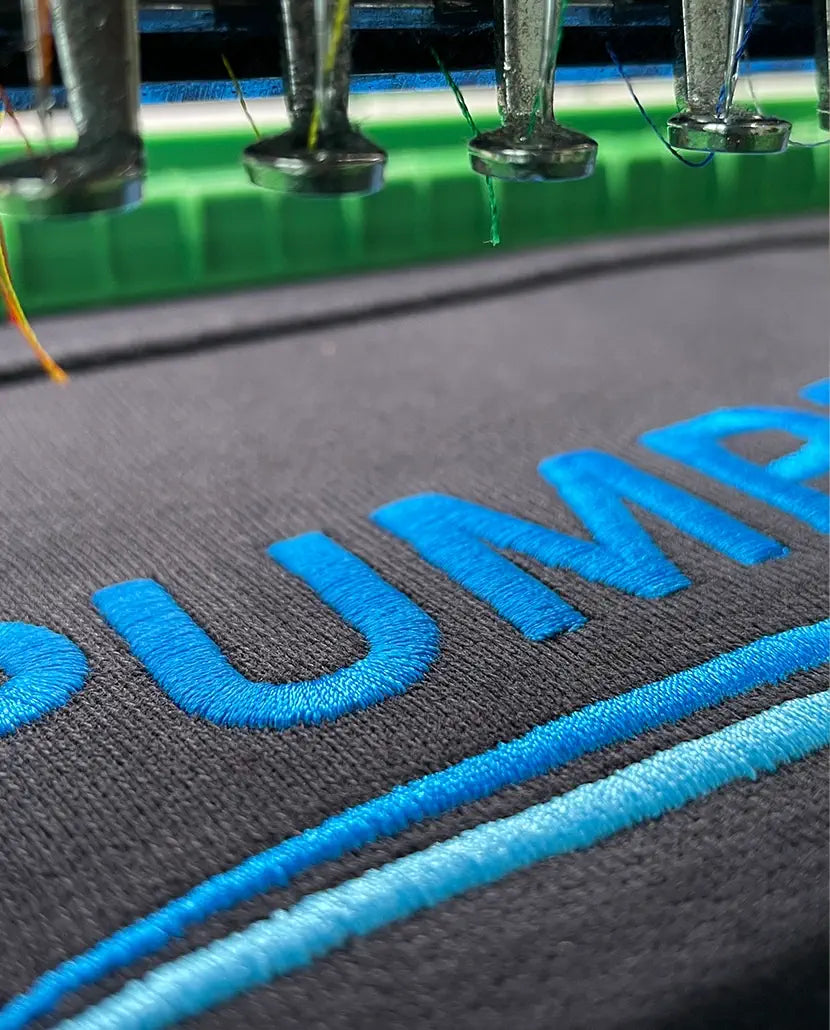 Nahaufnahme einer bestickten Oberfläche – robuste, farbechte und abriebfeste Stickerei