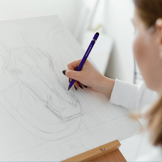 Frau malt mit personalisiertem Aluminium Graphitstift