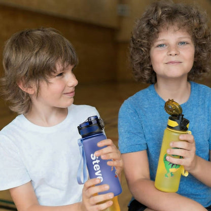 Kinder mit personalisierten CAMPOS Kids Trinkflaschen im Alltag