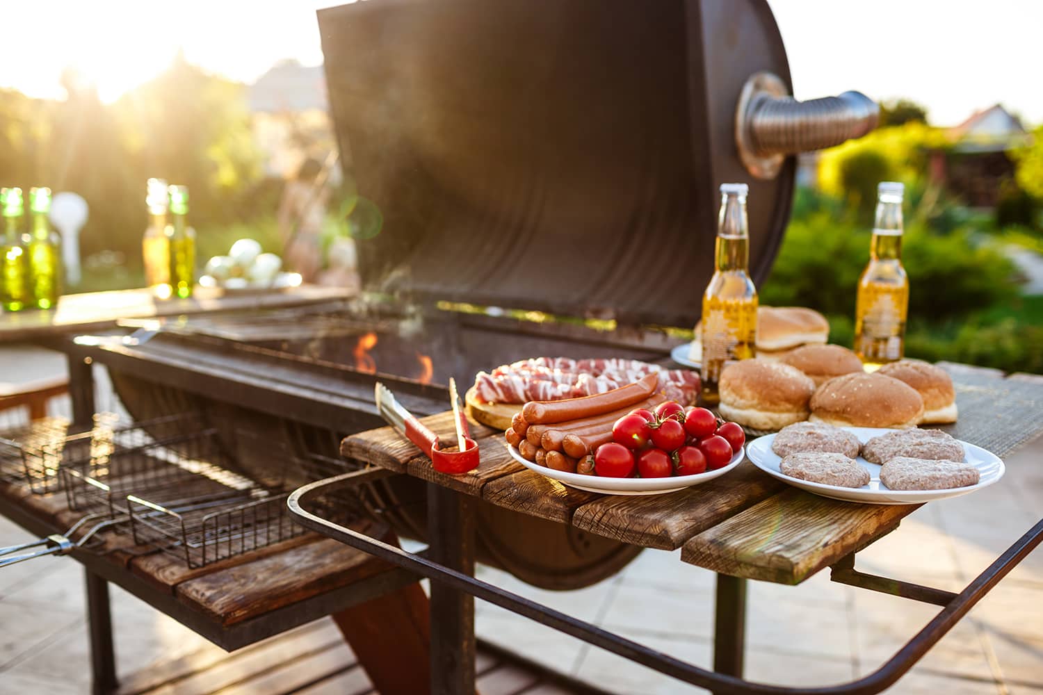 Person beim Grillen mit leckerem Essen – ein Feuerzeug sorgt für Licht und Stimmung bei besonderen Momenten.