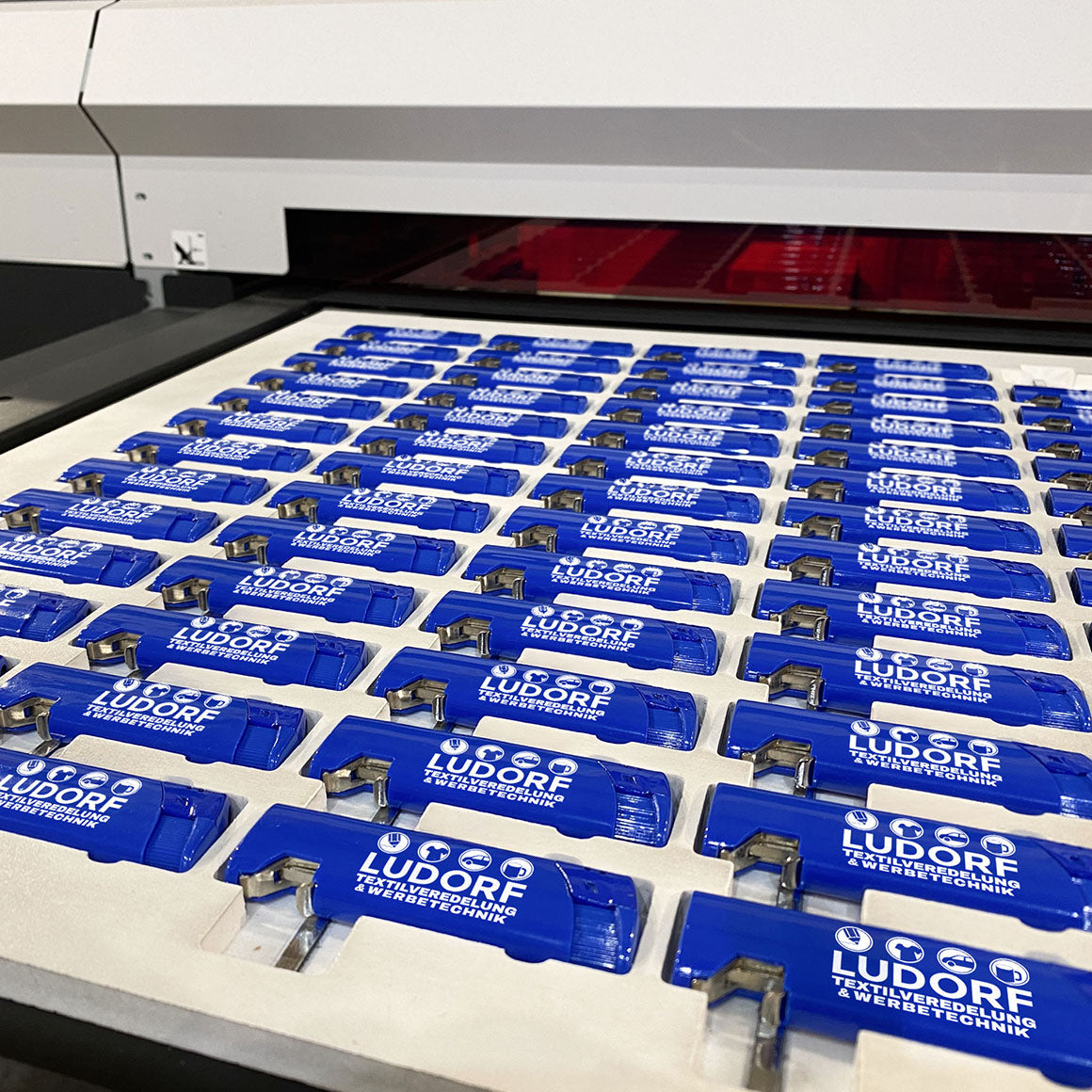 Feuerzeuge mit Flaschenöffner im LED-UV-Druck – hochwertige Personalisierung