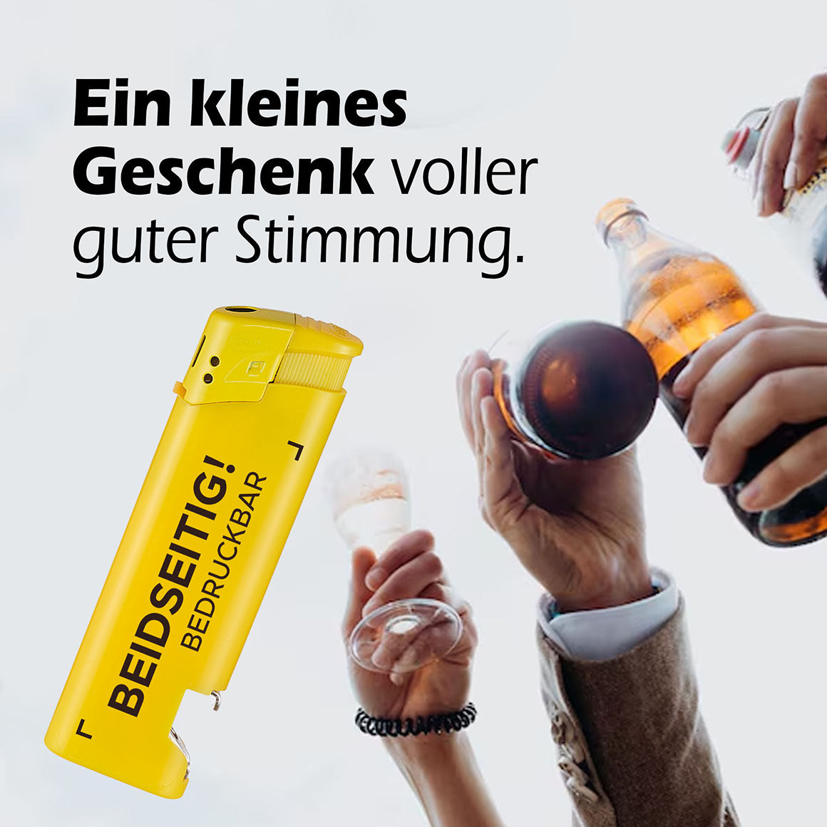 Freunde stoßen mit Bier an – personalisiertes Feuerzeug mit Flaschenöffner dabei