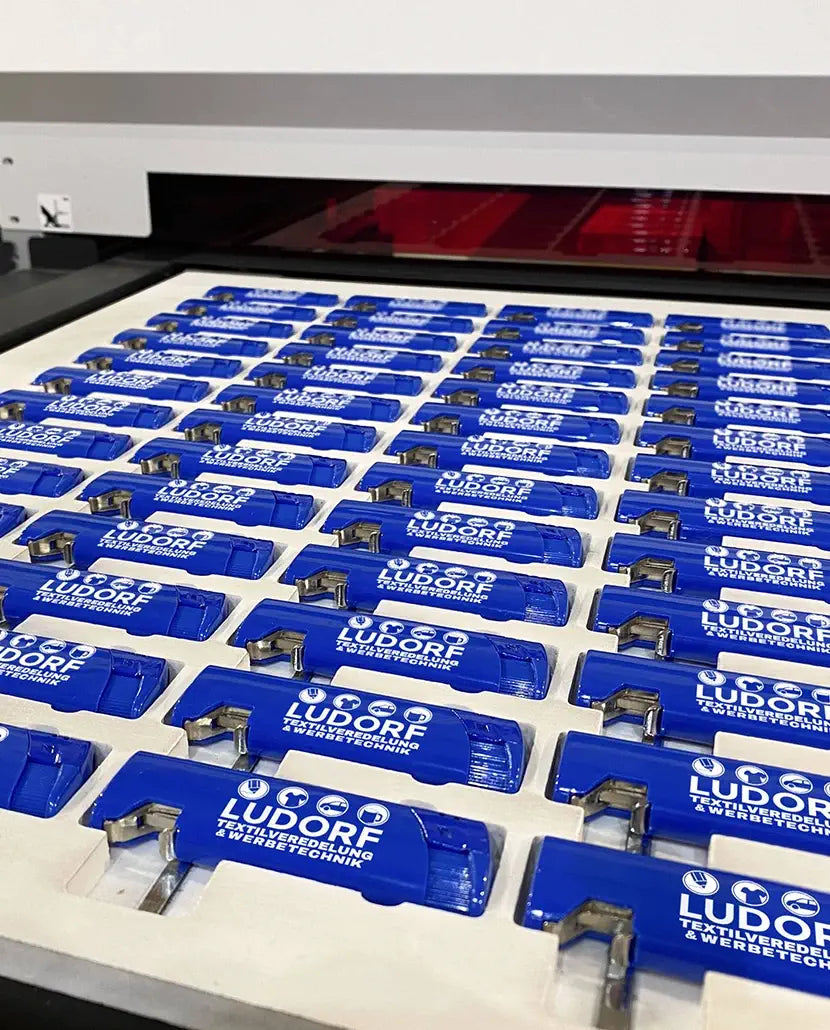 Personalisierte Feuerzeuge – frisch bedruckt per UV-Druck – Ludorf Werbung – Direkt auf Kunststoff