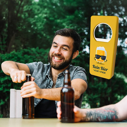 Mann öffnet Glasflasche mit Flaschenöffner mit Verschluss – praktischer Alltagshelfer und Werbeartikel