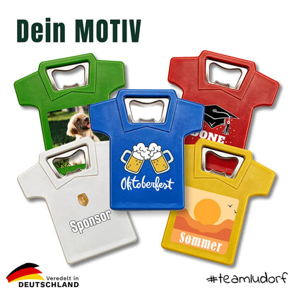 Flaschenöffner in T-Shirt-Form in verschiedenen Farben mit unterschiedlichen Motiven