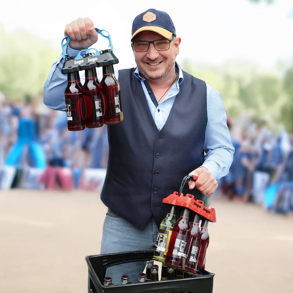 Mann hält BOB-Flaschenträger mit mehreren Flaschen – praktisches und stilvolles Accessoire für Feste mit individuellem Aufdruck.