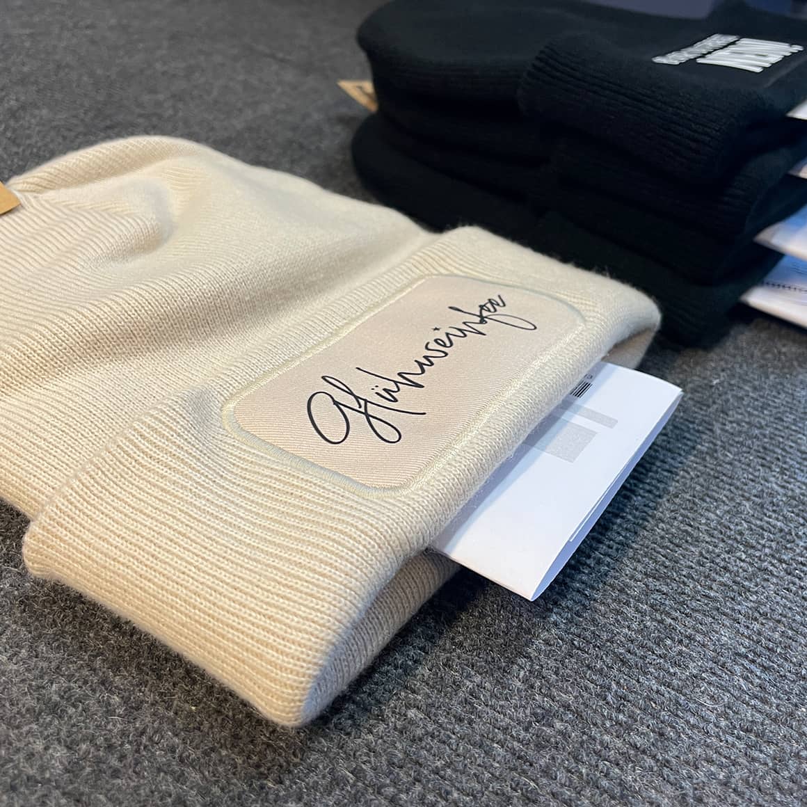 Wintermütze mit rechteckigem Logo‑Patch Ludorf Textilveredelung & Werbetechnik