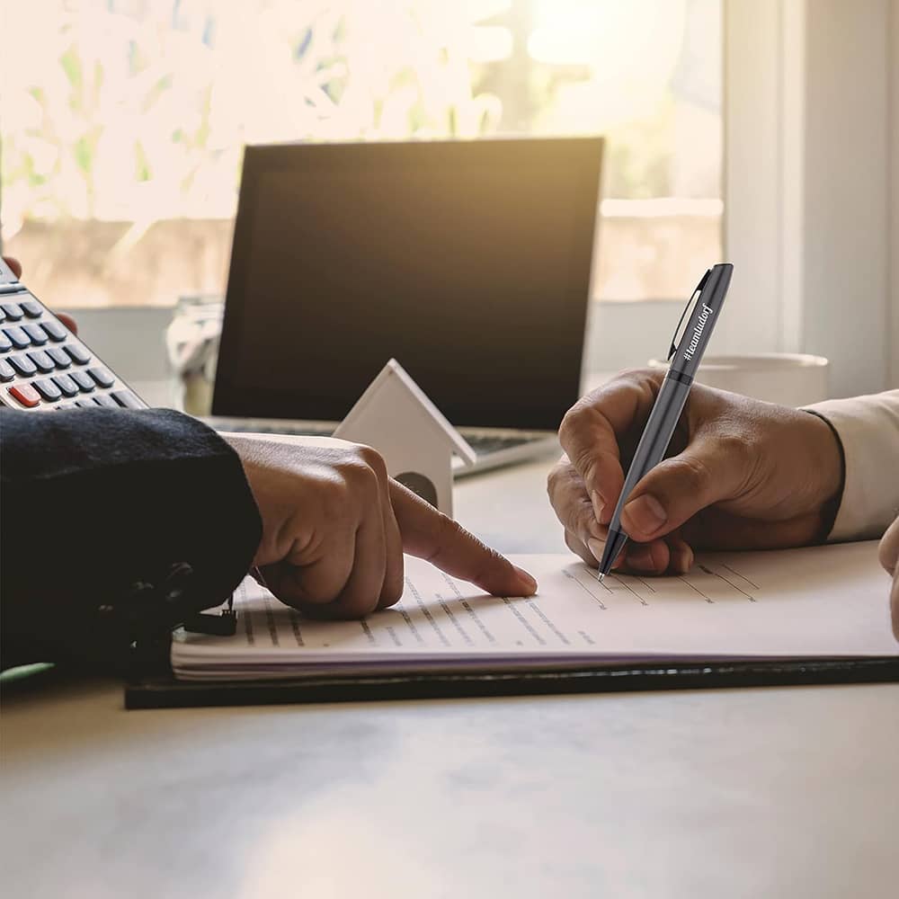 Unterschrift mit graviertem Kugelschreiber Zeta – ideal für offizielle Dokumente