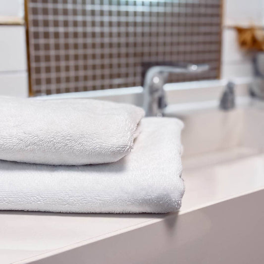 Hochwertige Handtücher Porto in verschiedenen Farben – dekorativ arrangiert im Badezimmer