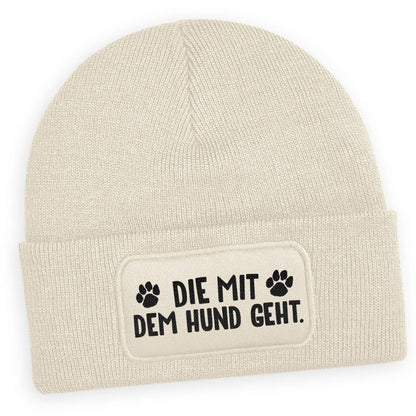 Beigefarbene Wintermütze „Die mit dem Hund geht“ – Personalisierbares Accessoire für Tierfreunde