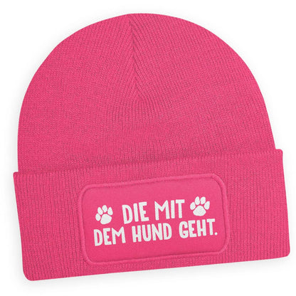 Fuchsiafarbene Mütze „Die mit dem Hund geht“ – Lustiges Geschenk für Hundeliebhaber