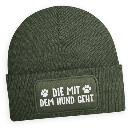 Olivgrüne Mütze „Die mit dem Hund geht“ – Warm und gemütlich für Tierfreunde