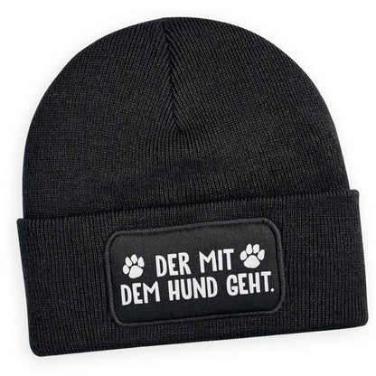 Schwarze Wintermütze „Der mit dem Hund geht“ – Lustiges Geschenk für Hundeliebhaber