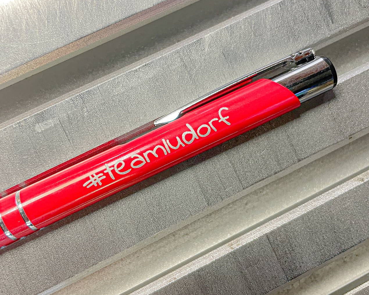 Ggravierte Kugelschreiber mit Logo – individuell personalisierte Werbeartikel