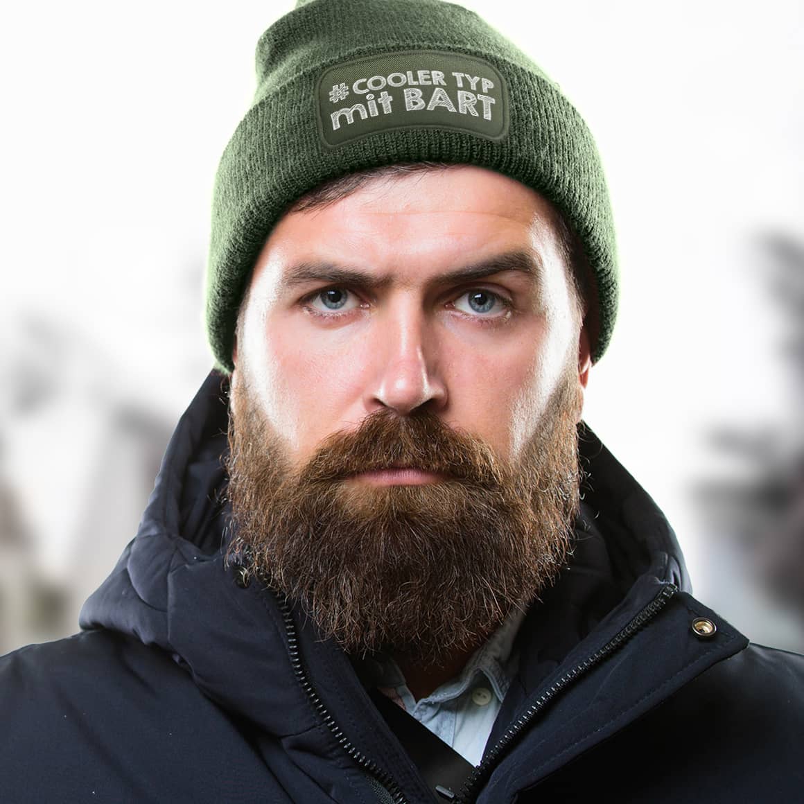 Männer Wintermütze – Model mit Bart trägt lustige Motivmütze