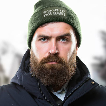 Männer Wintermütze – Model mit Bart trägt lustige Motivmütze