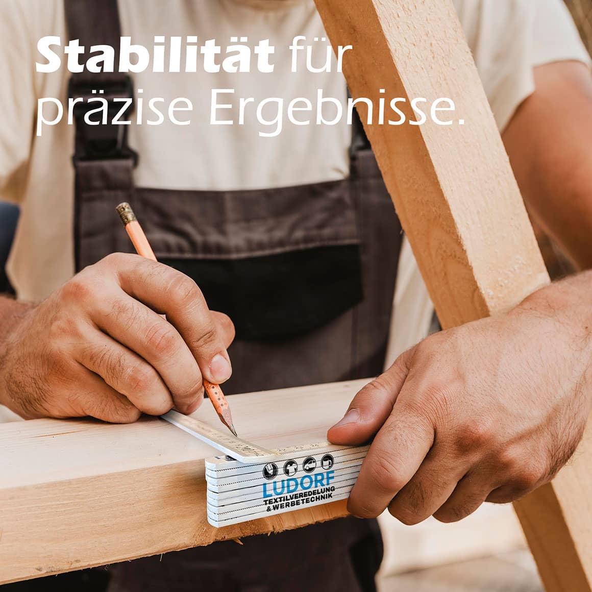 Handwerker misst mit einem 2 m Zollstock mit individuellem Aufdruck