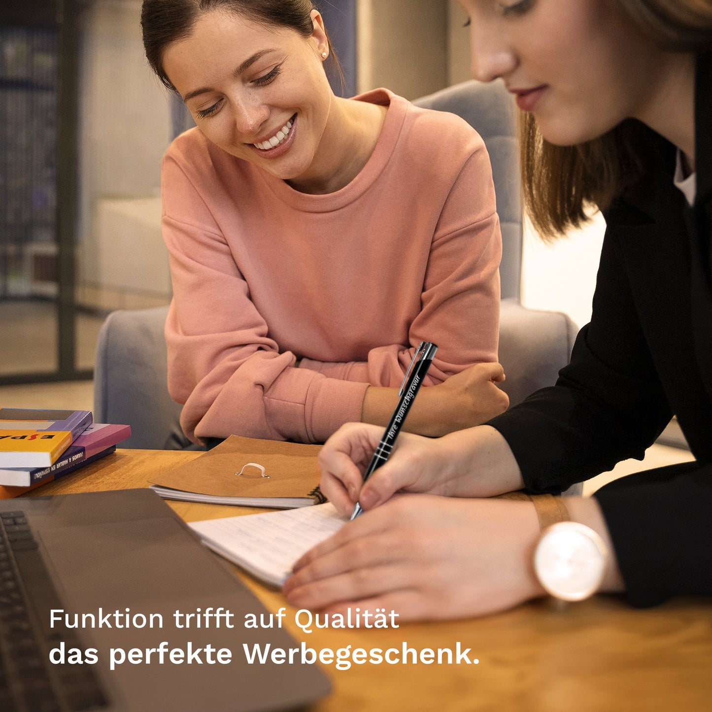 Frauen im Büro nutzen Metall-Kugelschreiber GAMMA für Notizen und personalisierte Gravur