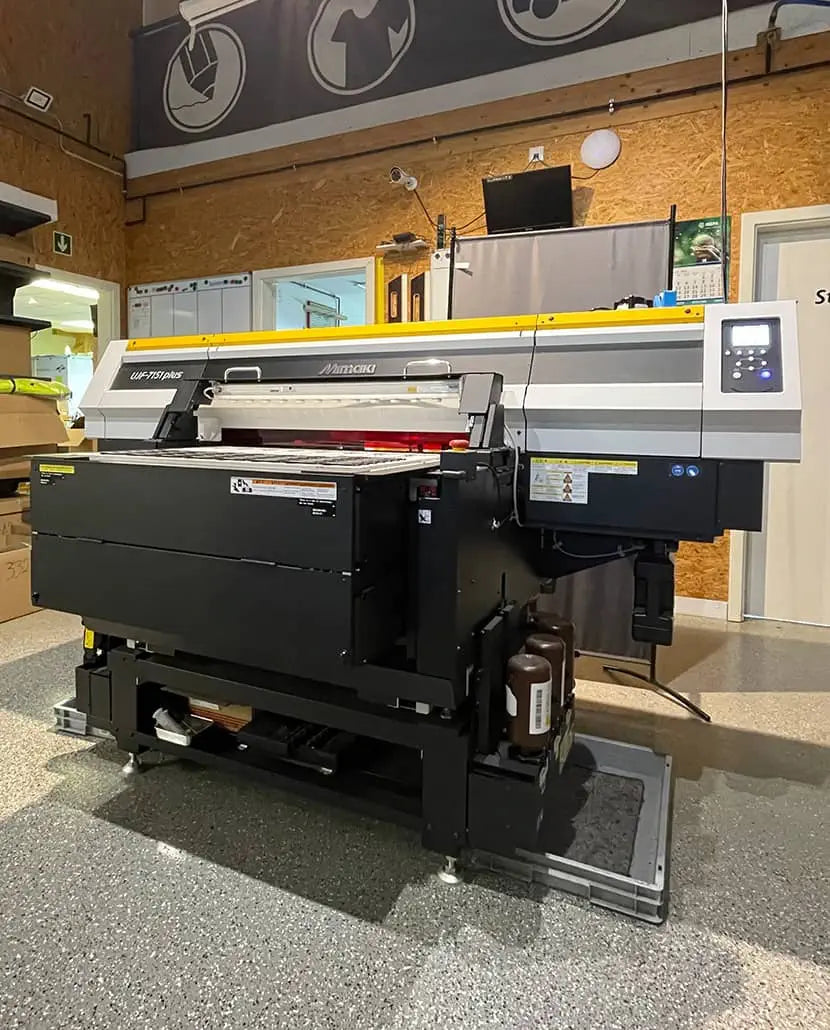 Moderner Mimaki UV-Drucker – präzise Personalisierung von Feuerzeugen und Werbeartikeln – Ludorf Werbung