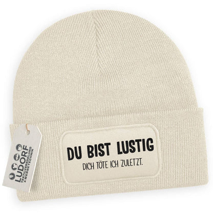 Beige Wintermütze mit humorvollem Spruch ‚Du bist lustig – dich töte ich zuletzt‘