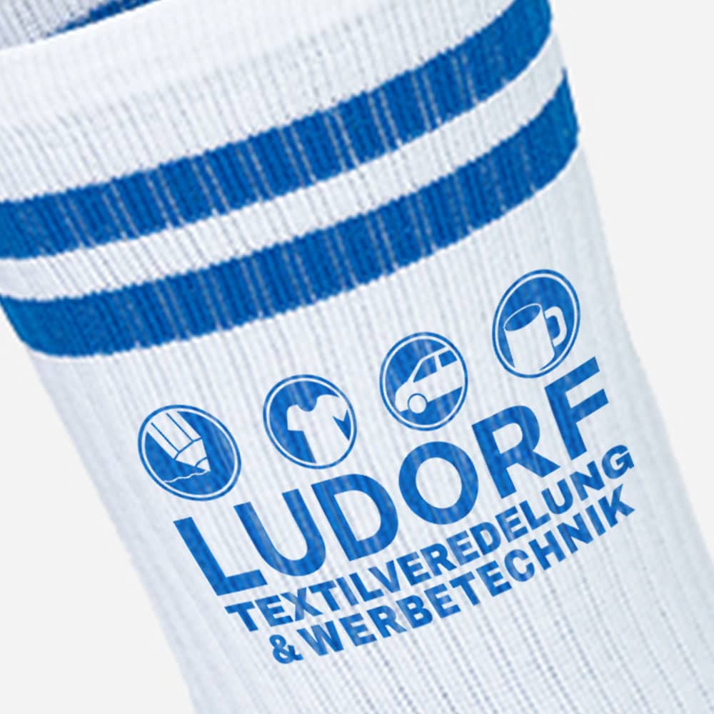 Detailansicht des Sublimationsdrucks auf Tennissocken – Beispiel mit Logo