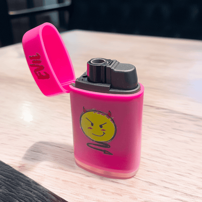 Offenes Emoji Sturmfeuerzeug auf dem Tisch mit sichtbarer Jet-Flamme