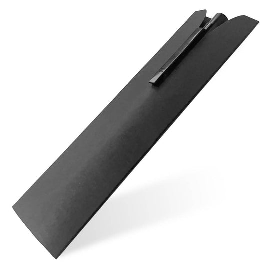 Zeigt die Geschenkverpackung aus Karton mit Kugelschreiber in eleganter Gesamtansicht.