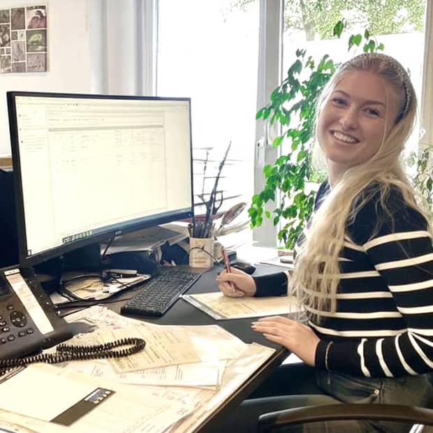 Freundlicher Ludorf-Mitarbeiter berät Kunden bei Textilveredelung und Werbetechnik