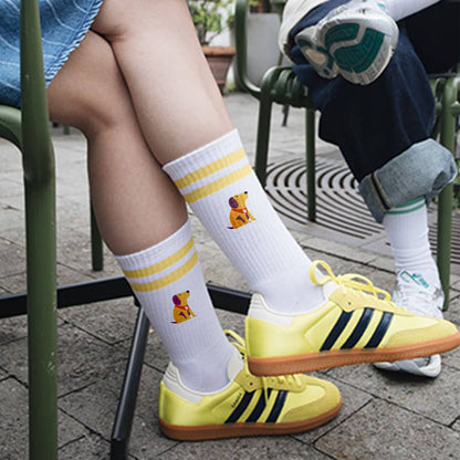 Personen tragen individuell bedruckte Tennissocken im Alltag – Street Style