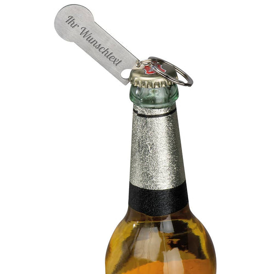 Schlüsselanhänger mit integriertem Flaschenöffner – Anwendung beim Öffnen einer Flasche