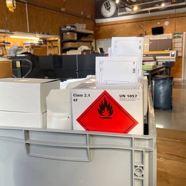 Versand personalisierter Produkte bei Ludorf Textilveredelung & Werbetechnik