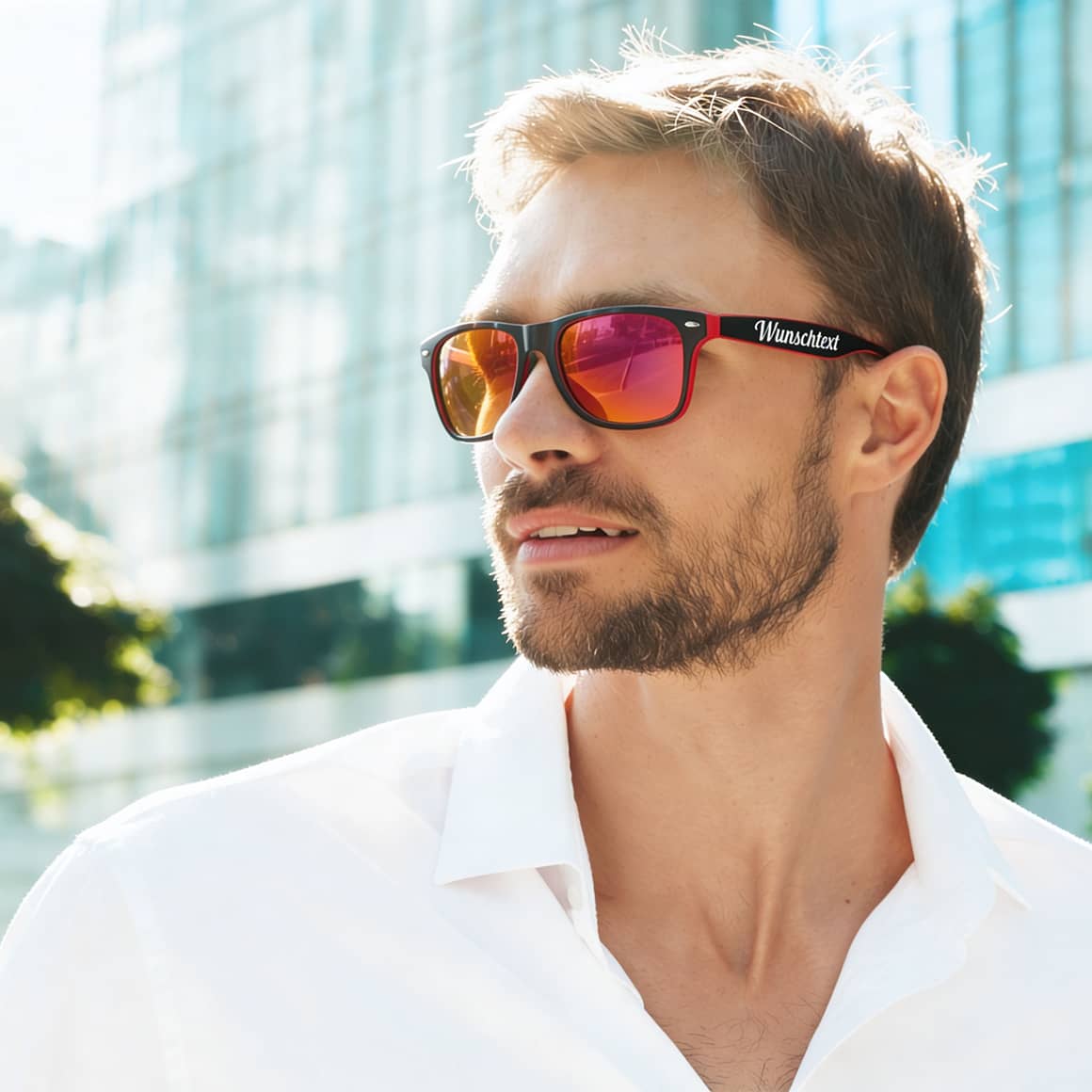 Mann trägt SOLIS Sonnenbrille im urbanen Stadt-Look – modernes Lifestyle-Accessoire