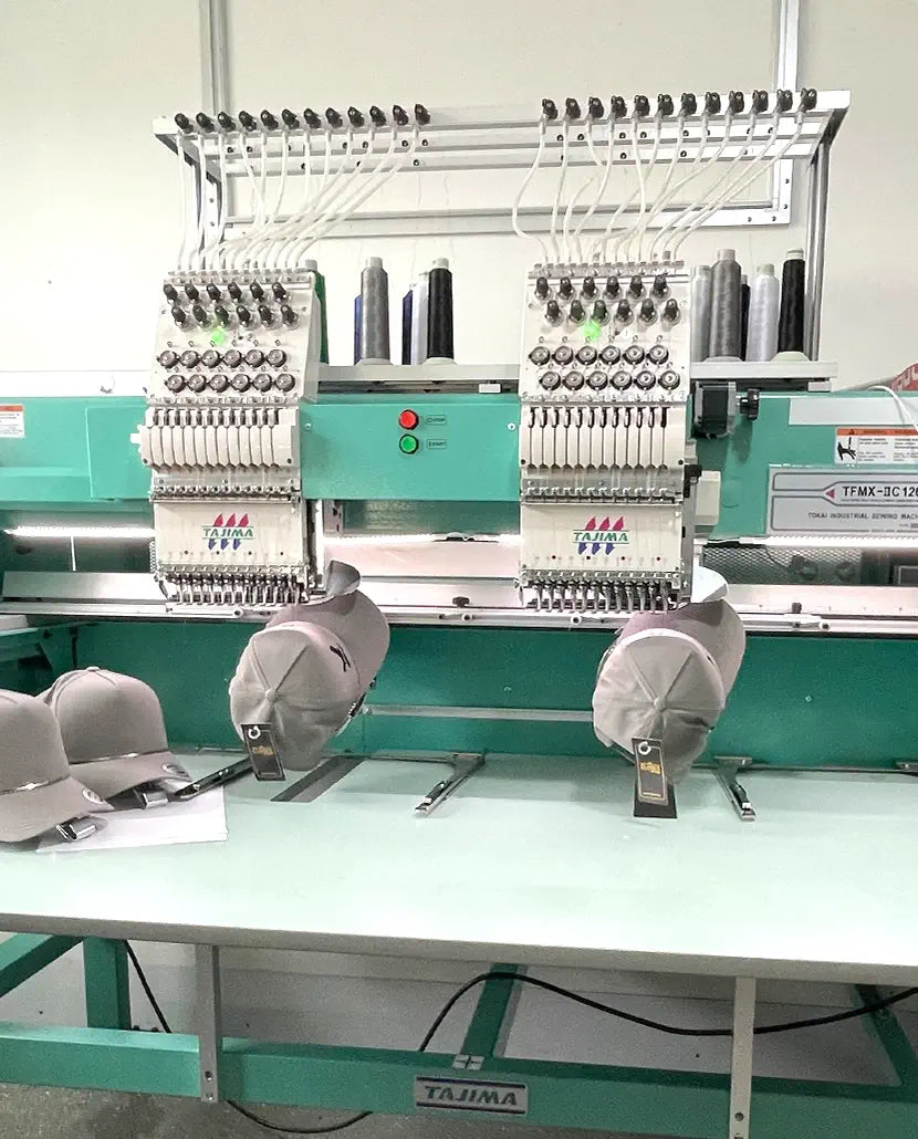 Stickmaschine mit mehreren Caps – ideal für Bestickung von Caps, T-Shirts, Hoodies und weiteren Textilien