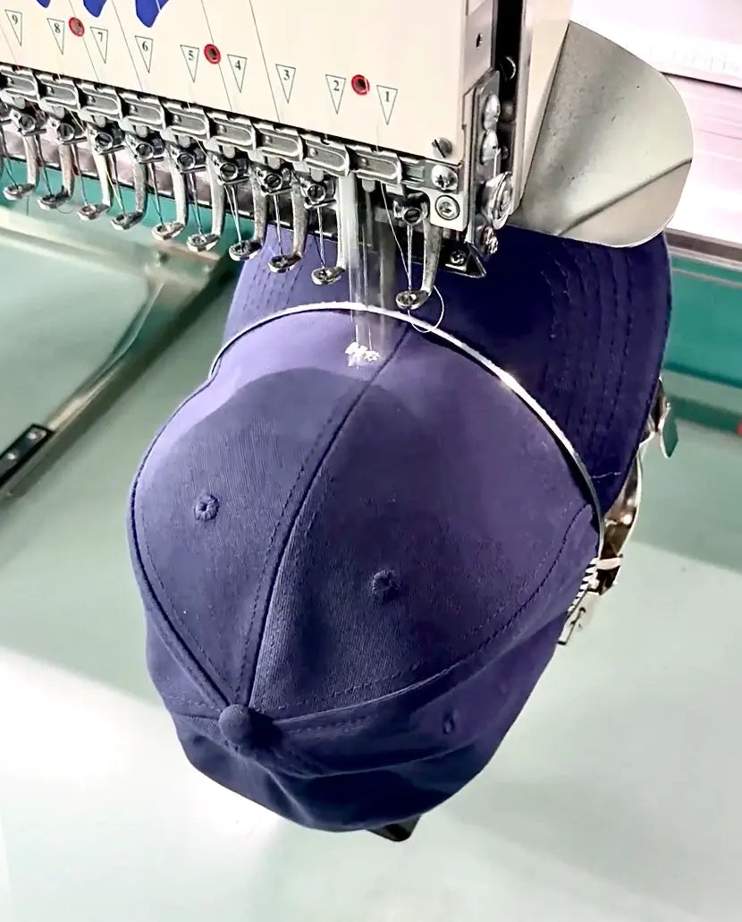 Stickmaschine beim Besticken einer Cap – präzise und schnelle Ausführung mit hoher Stichzahl