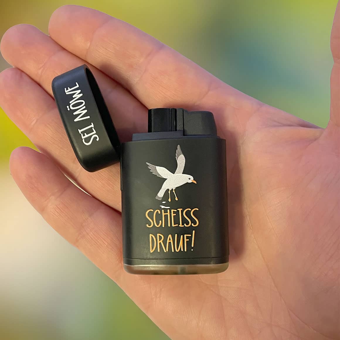 Sturmfeuerzeug „Sei Möwe“ – Windfest & Humorvoll Atomik