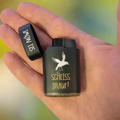 Sturmfeuerzeug „Sei Möwe“ – Windfest & Humorvoll Atomik