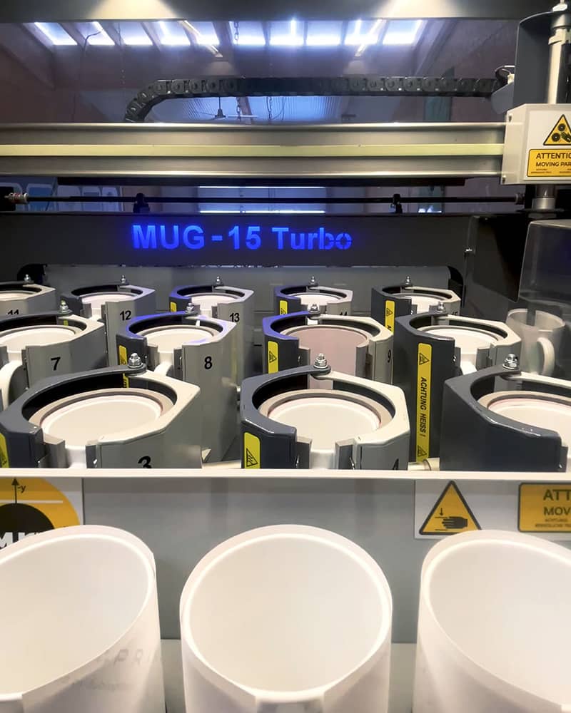 Sublimationsdruck auf Textilien, Tassen und Werbeartikeln – ideal für Polyesterstoffe, Keramik, Aluminium und beschichtete Oberflächen.