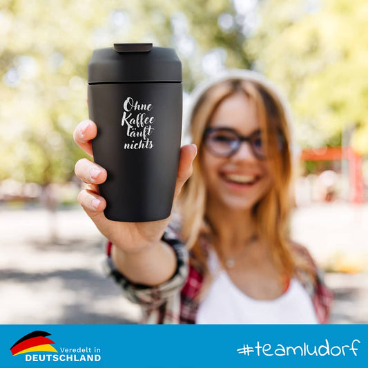Frau hält Thermobecher To Go mit Kaffee unterwegs, ideal für Büro und Reisen