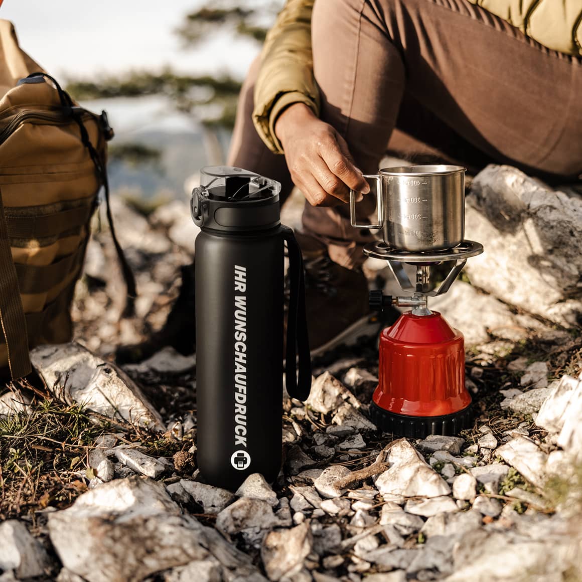 Trinkflasche CAMPOS 1000 ml – robuste bedruckte Flasche aus Tritan beim Camping im Gebirge