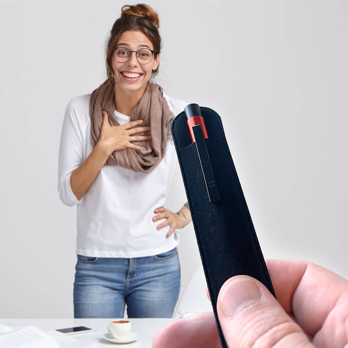 Frau erhält Kugelschreiber im Samtetui Geschenkverpackung – Freude beim Geschenk