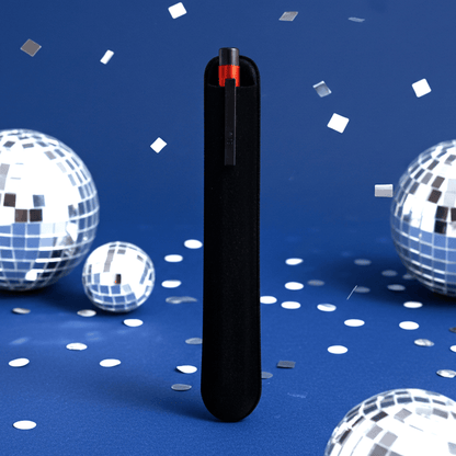 Kugelschreiber mit Samtetui Geschenkverpackung auf grauem Hintergrund