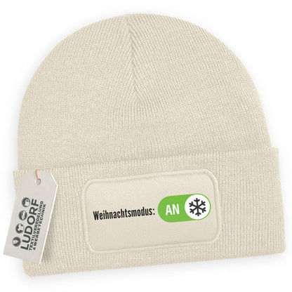 Wintermütze Weihnachtsmodus-AN in Beige – Weihnachtsmütze, festlich, personalisierbar