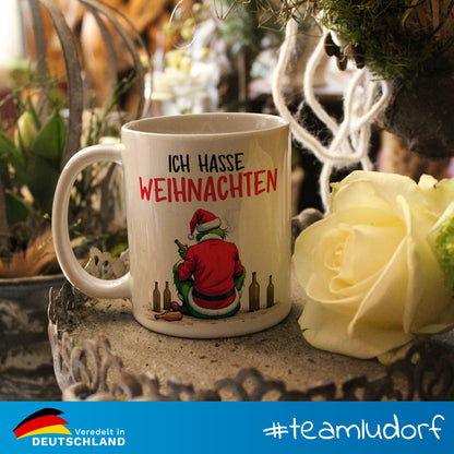 #teamludorf - Tasse mit traurigem Grinch - 300 ml Keramik, spülmaschinenfest, mikrowellengeeignet - Weihnachtstasse Geschenkidee für Kaffeeliebhaber & festliche Deko Ludorf Textilveredelung & Werbetechnik
